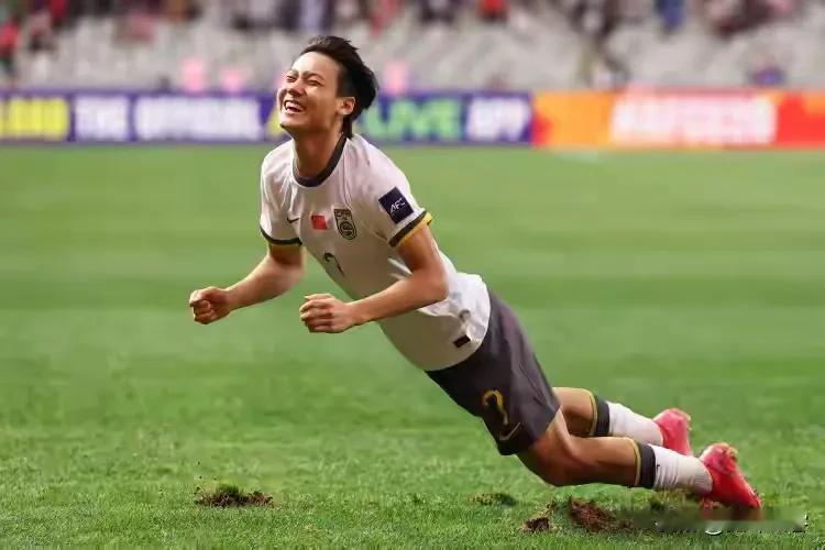 U20亚洲杯第一囧出现“伟杰滑跪”成功霸屏！不得不说毛伟杰确实可爱，在进球后掩饰