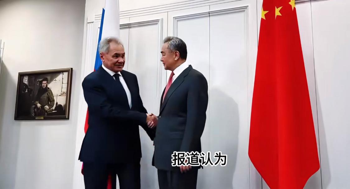 对日本左右夹击！解放军亮剑果然够强，关键时刻，俄军也要来助阵2025年末的西