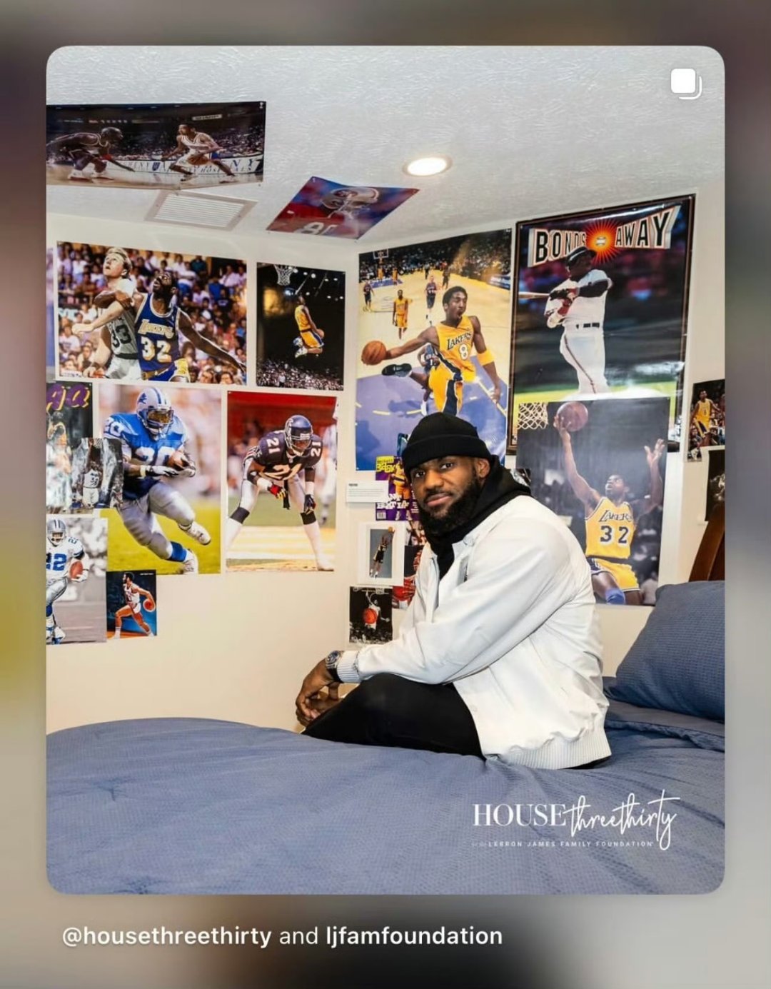 詹姆斯和自己的儿时房间合影，一眼望去，全是湖人。