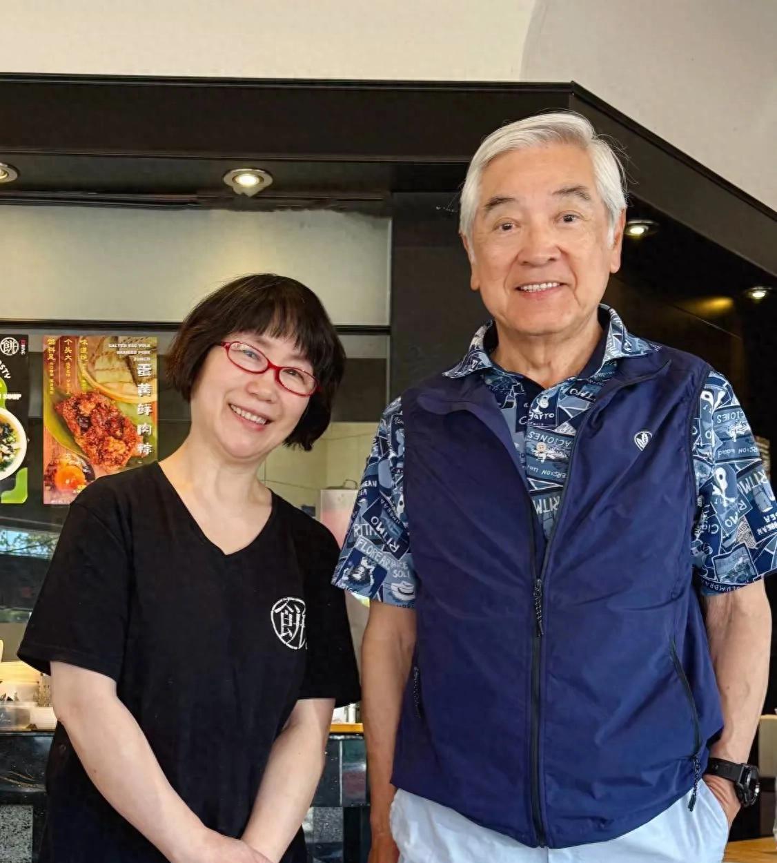 80岁秦沛回港入住酒店，自加拿大探亲归来，状态极佳行动敏捷香港资深老戏骨秦沛，