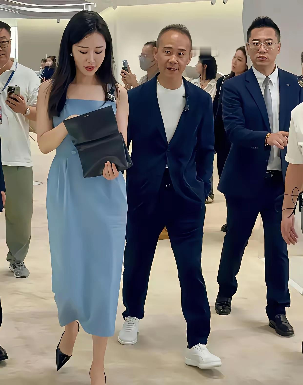 王石跟“田总”在一起就像个小跟班，曾经的房地产大佬的气场已经没有了。