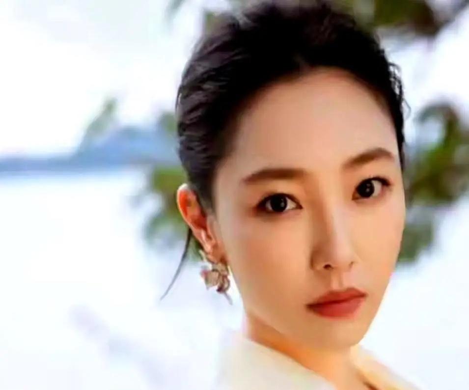 凌晨收到一条短信，白百何被踢出《门锁》。没争，没闹，没发声明。戏全删了，名字