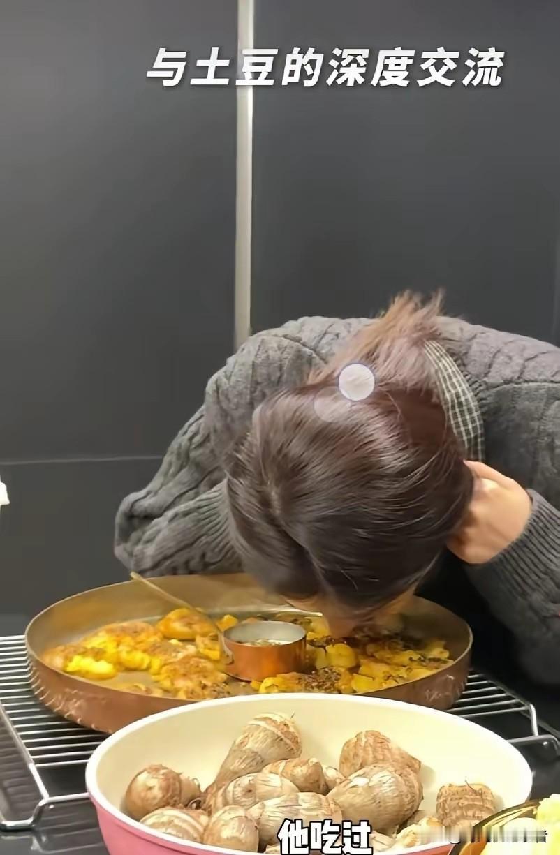 要不是网友说，真的忽略了，颖儿这闻菜味的动作也太夸张了吧，感觉要把自己放到盘子里
