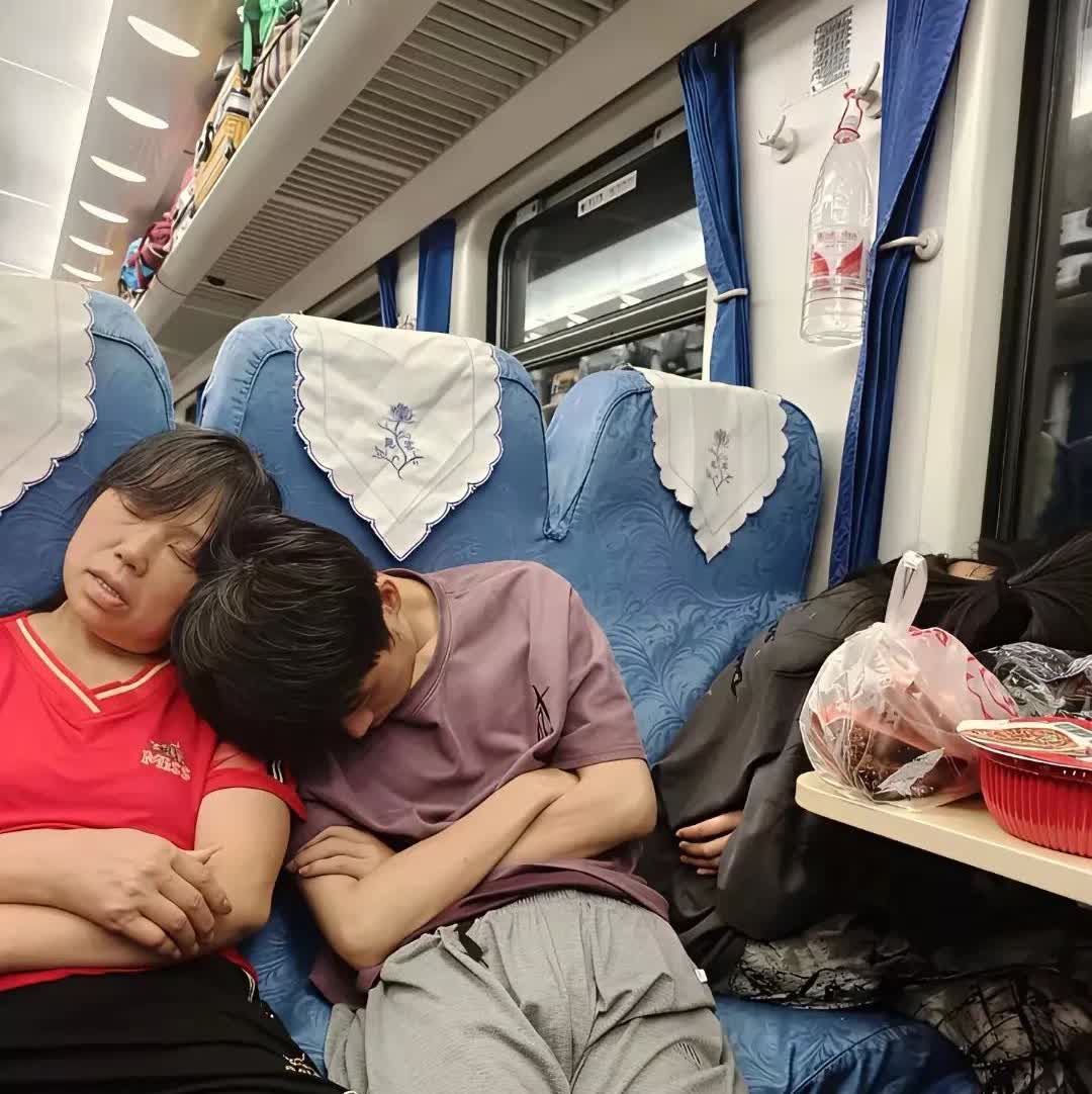 “太尴尬了”有一名女子乘坐火车南下，在乘坐火车的过程中，看到对面坐着一对年轻情侣