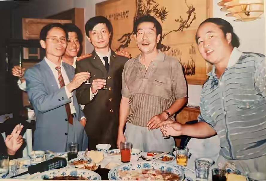 一张珍贵的相声名家的聚餐照：我一眼就认出了略显发福、拿着酒杯、看向镜头的王佩