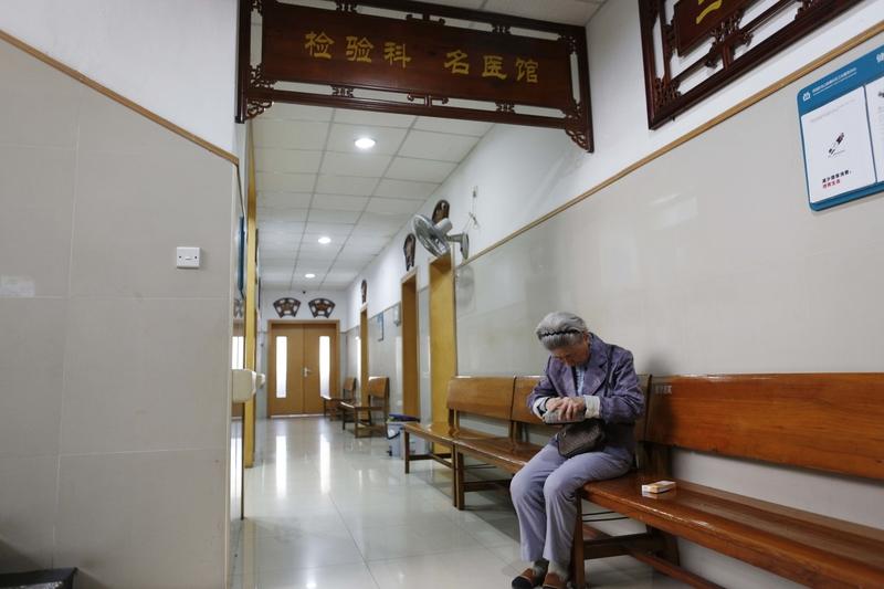 中医论治前列腺炎，素以“湿热为标，肾虚为本，瘀滞为变”立论。此症多起于饮食不节、