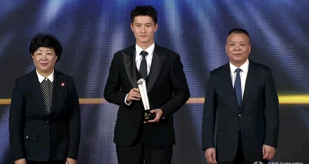 记者王晓瑞：玉昆联系的上海希望之星不是蒯纪闻，而是一位国产中锋。该记者解释，可