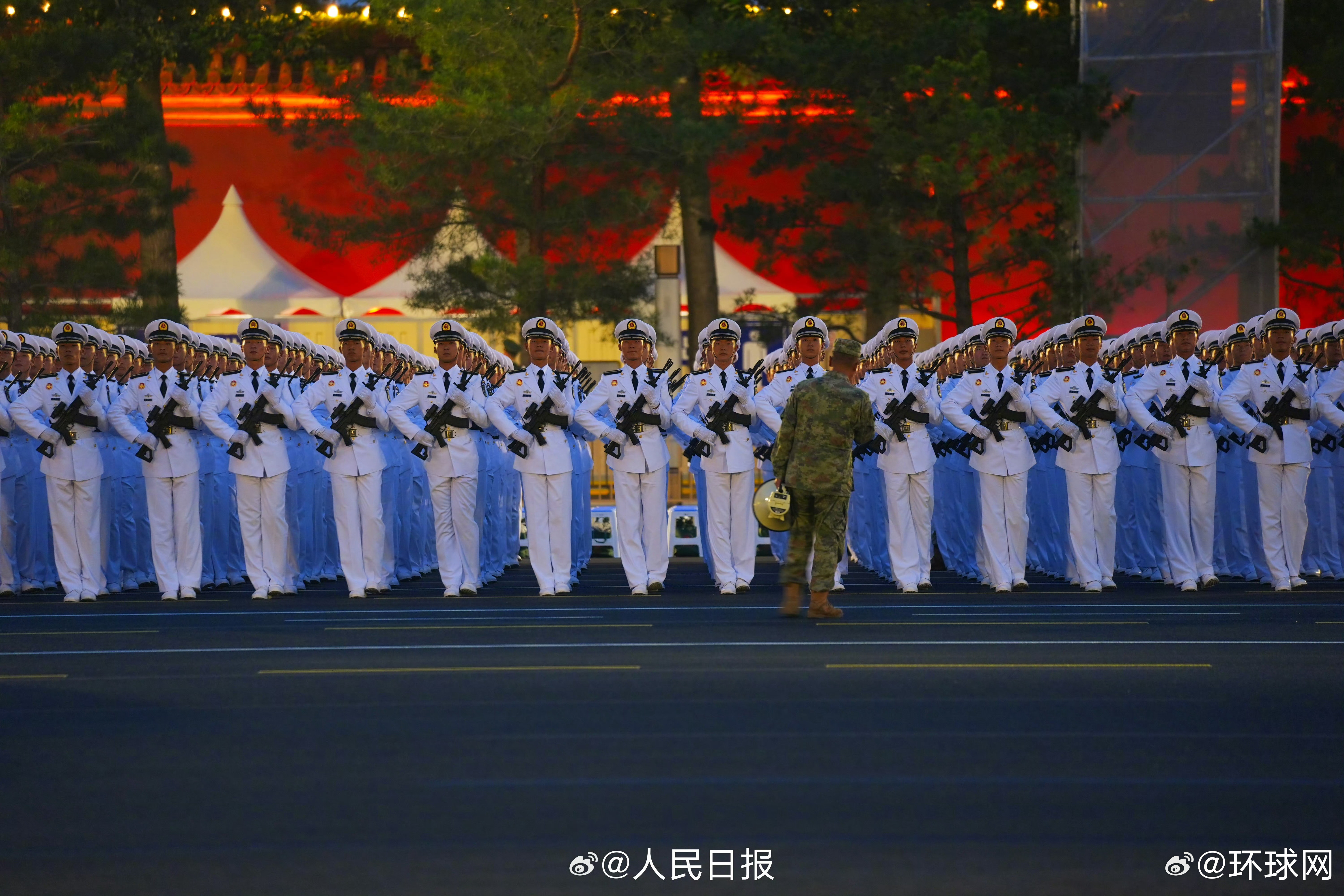 #阅兵前最新训练现场#【#第一批复制粘贴照来了#】今早，伴着晨晖，徒步方队进行了