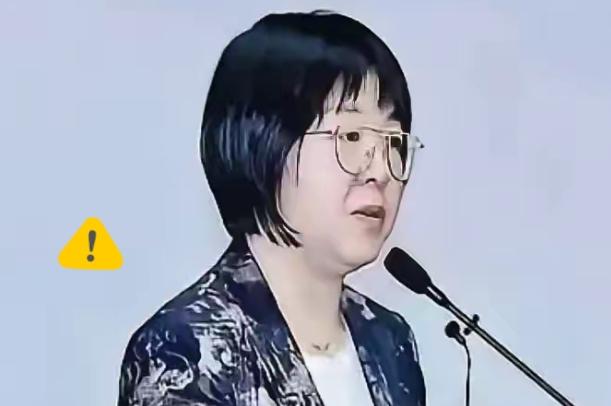 摊牌了，不装了。清华美院教授直言，“丁荭的作品是一曲凡人颂歌”，更有不少圈内人对