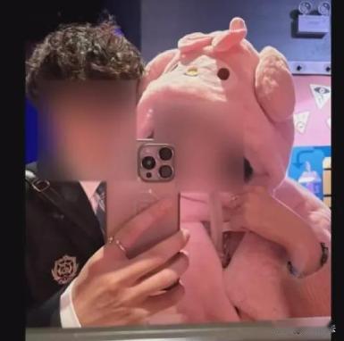 浙江杭州，男子在网上认识了喜欢的女生，奔现后确定了恋爱关系。后来男子给女生买了手