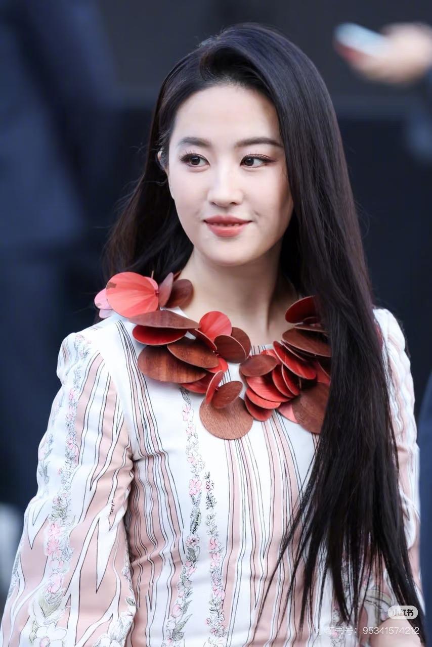 真的看不懂刘亦菲了明明这两天在巴黎参加时装秀穿着路易威登的高定，但是大家