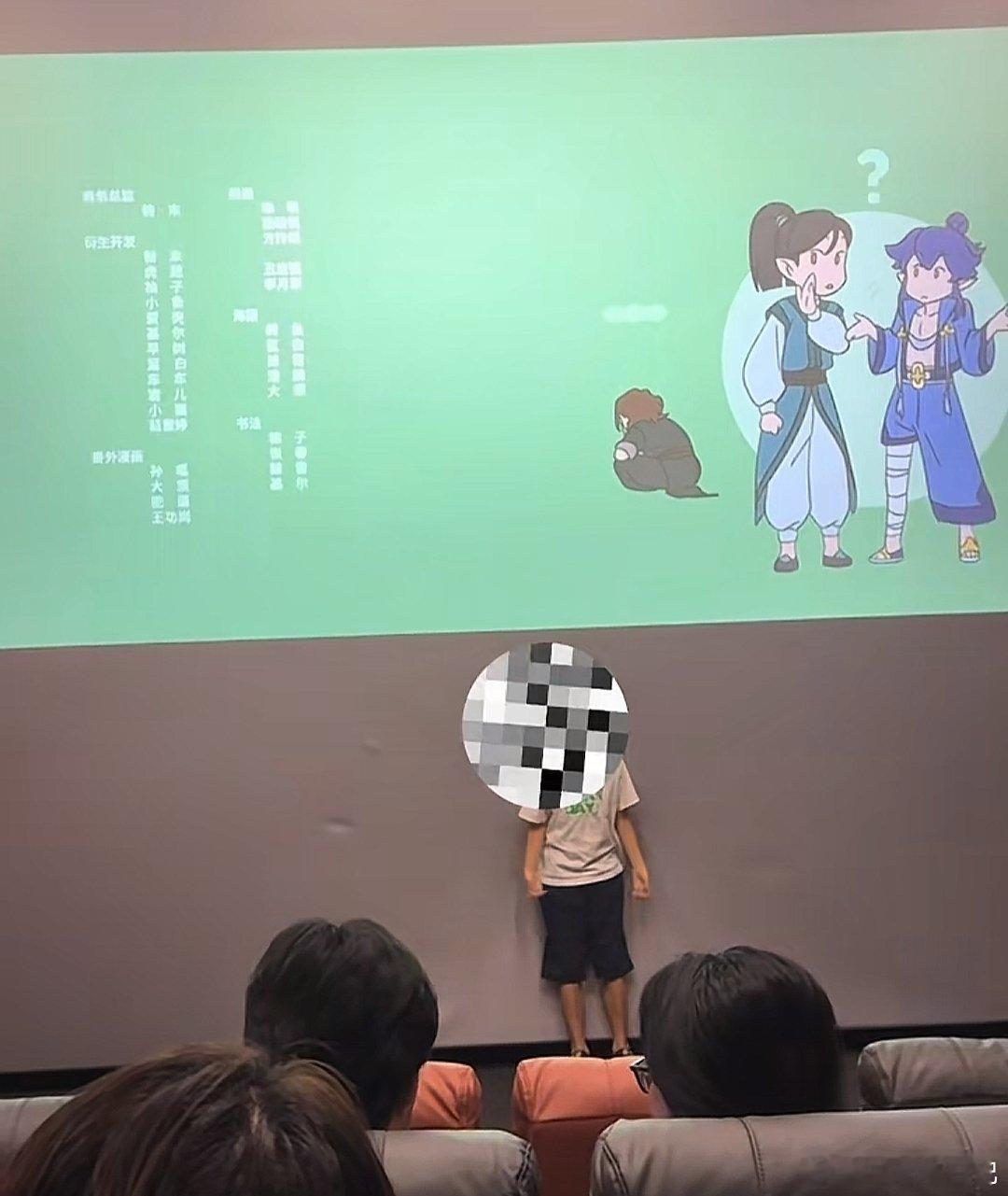 原来电影院银幕这么贵，看到一个小孩玩弄电影院银幕的视频，银幕弄出来坑来了，才知道