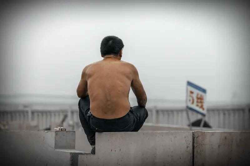 53岁农民工乘60多元绿皮车回邯郸！一路站票、啃干粮，看哭全网打工人破防了