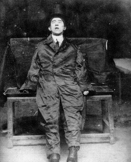 这是一张看哭国人的遗照，照片拍摄于1927年，相片中的人叫杨闇公，年仅29岁，拍