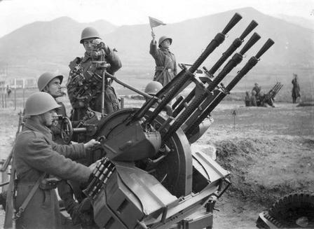 一款叫机枪的武器，500米外就能啃穿钢板，一秒钟能泼出去将近40发大子弹，四联装