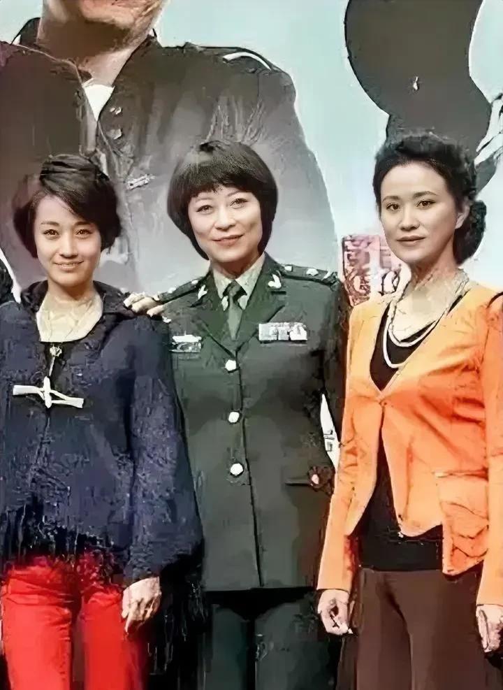 左边的是马伊琍，最右边的是张晓磊，气质一个比一个好。而中间穿一身制服这位是谁？笑