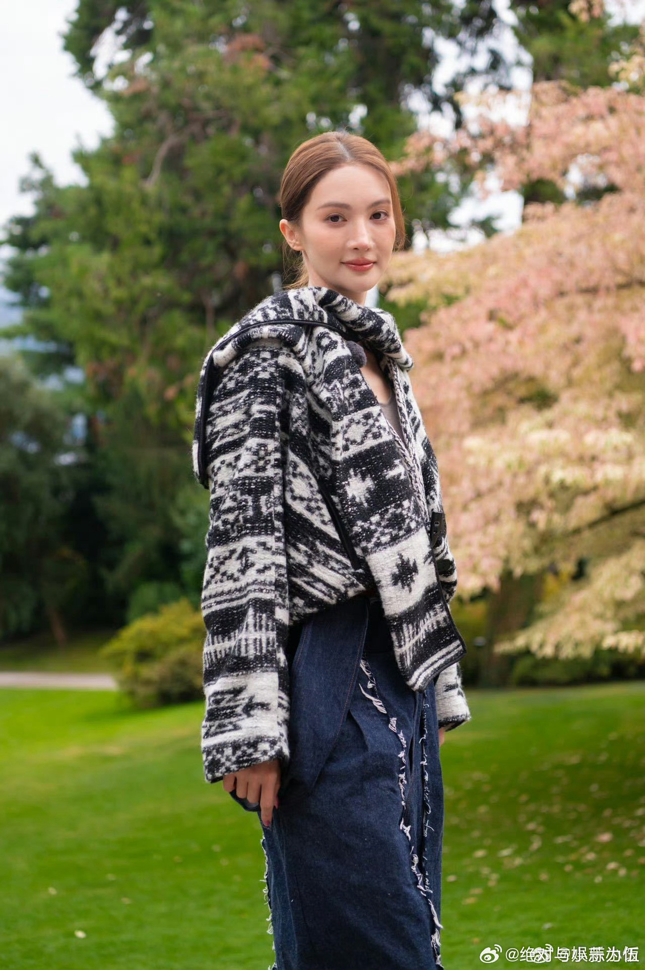 金晨15周年许个愿吧15年深耕演艺，金晨用诚意塑造角色，用热爱对抗迷茫。愿她永远