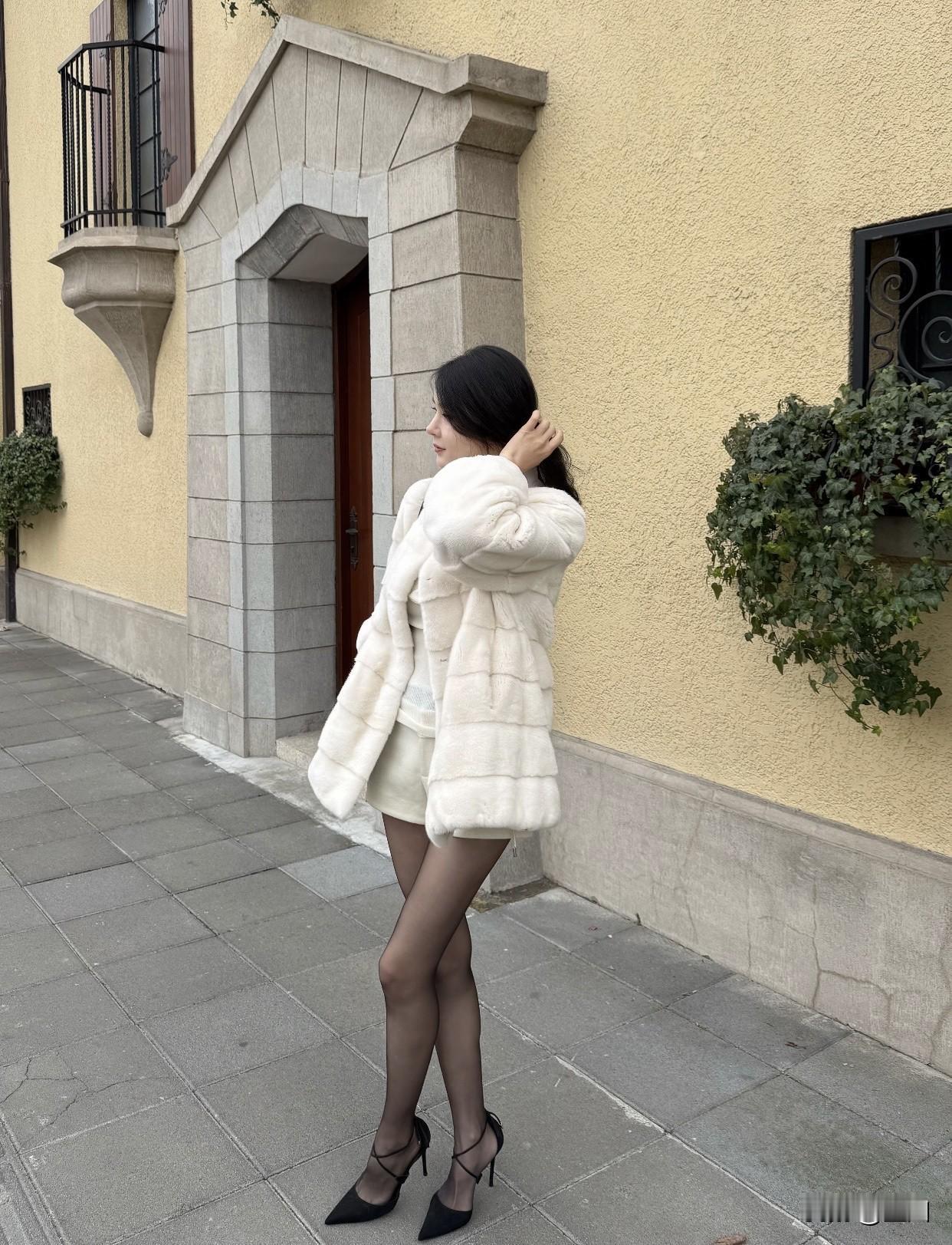 独立的女人也超有魅力。比如格力的董明珠，她凭借自己的能力和智慧，在商场上闯出一片