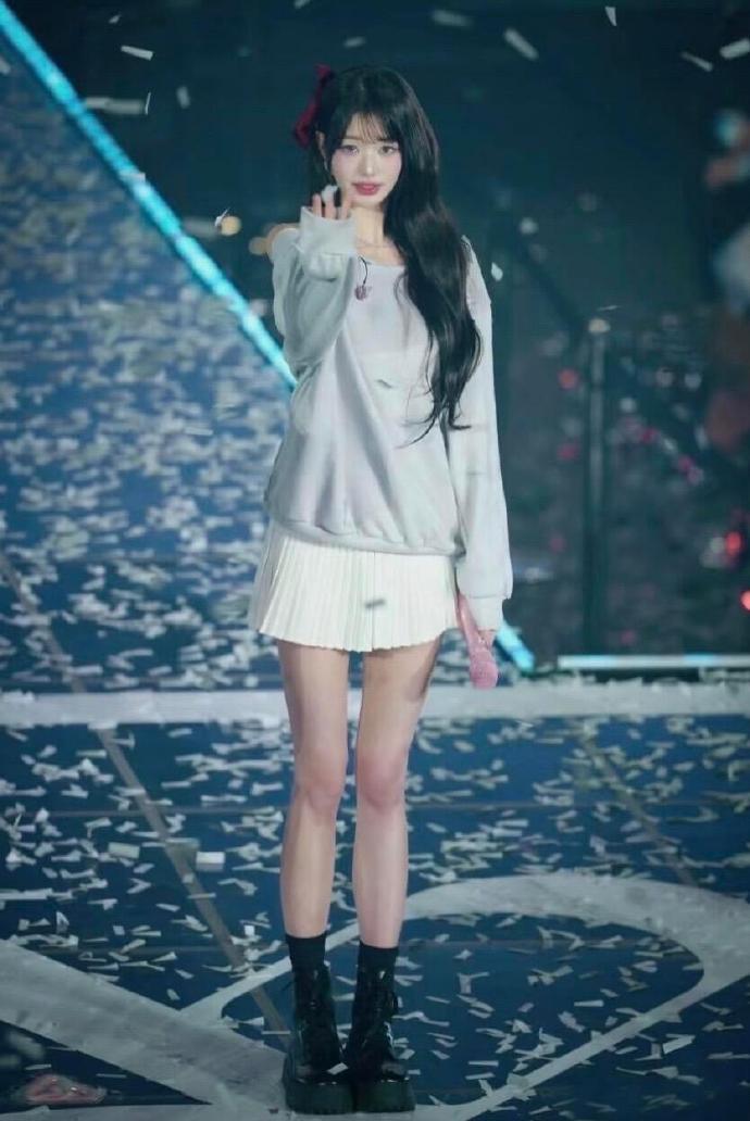 张元英的腿真的绝了，一点多余的肉都没有