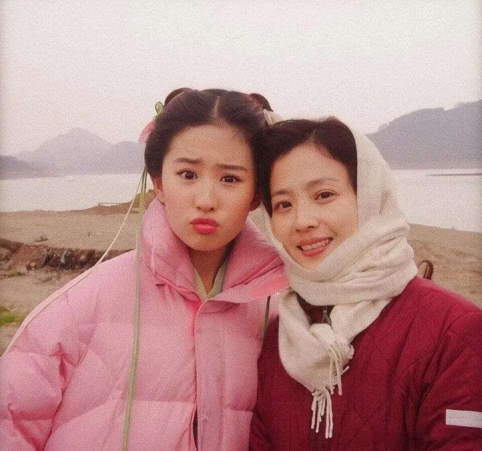 刘亦菲和母亲早年间的合影一曝光，确实让人有点意外——没想到刘母的气质和颜值，甚至