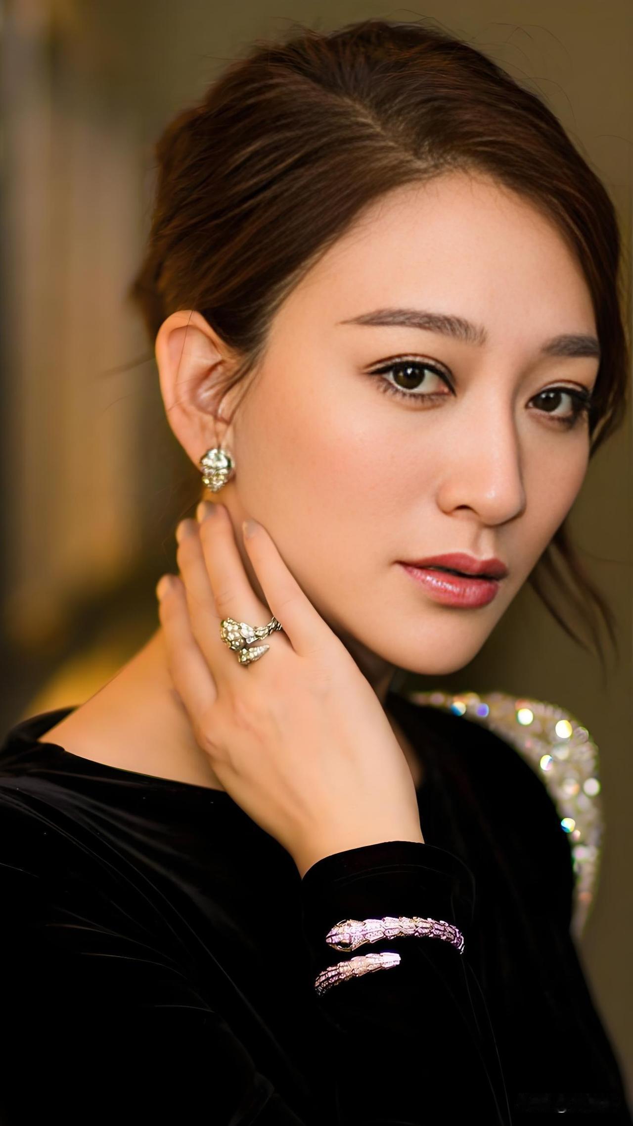 李小冉是颜值、演技双在线，性格极具两面性的演员：荧幕上，她能驾驭温柔白月光，也