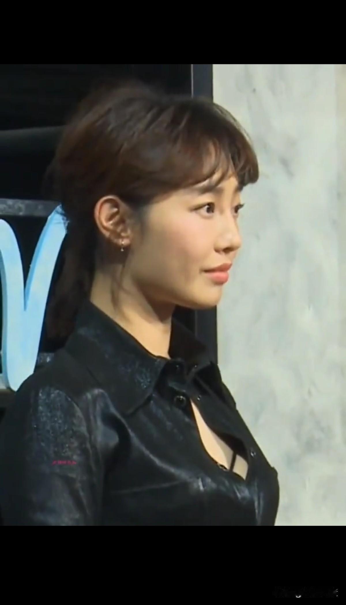 也许长相一般，但是看着舒服，又挺撩人儿的，她是又纯又欲，非常有味道的女人