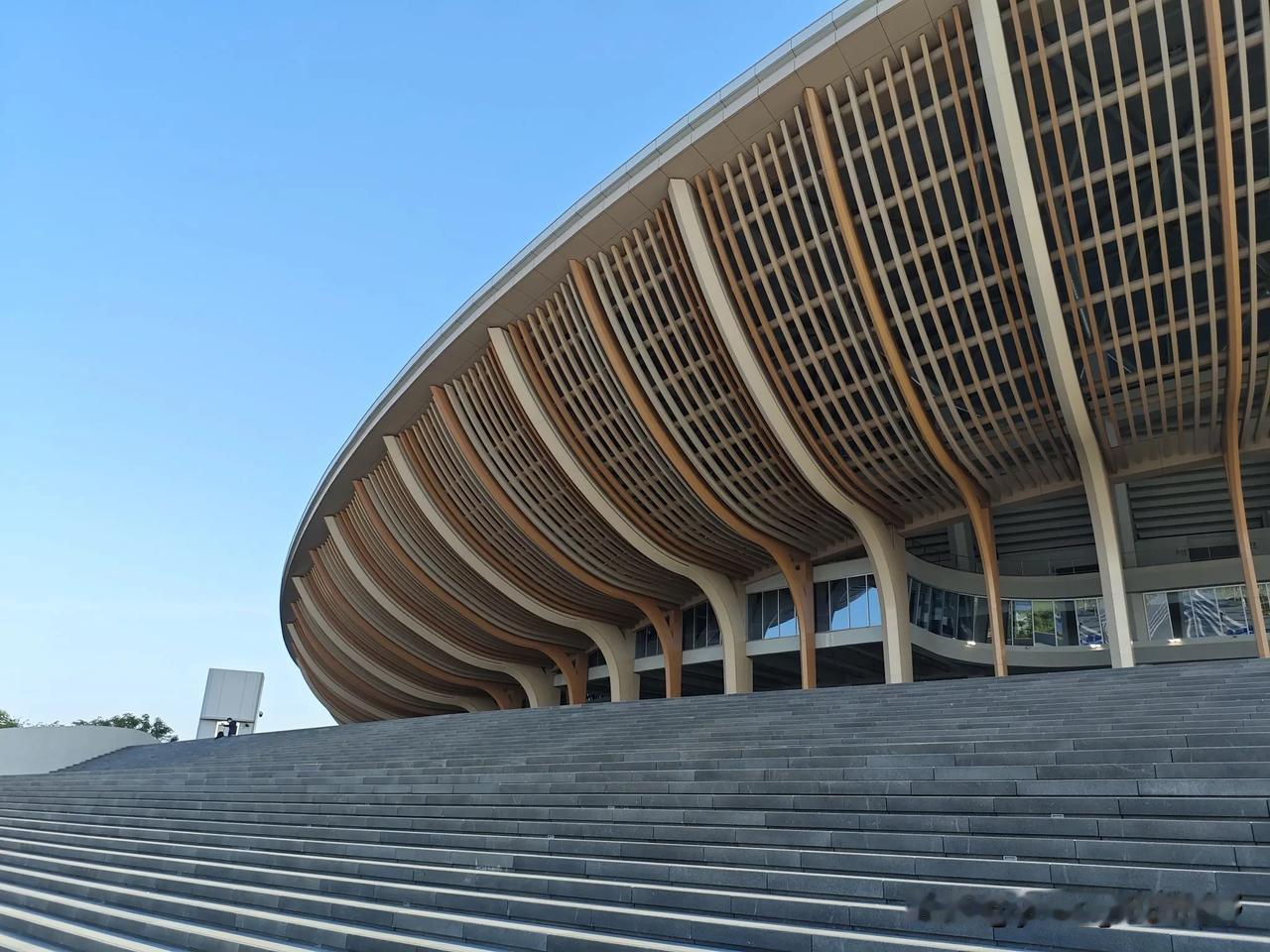 位于广州南沙的大湾区文化体育综合体，应该也是目前广州最现代化的体育场馆了。来现场