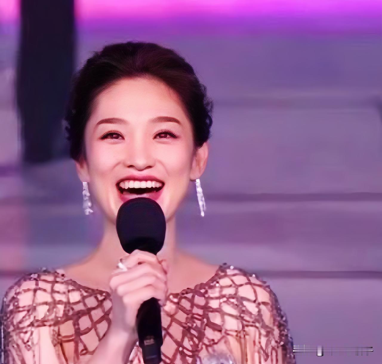 这年头看个晚会都能被“演”得一愣一愣的。昨晚谢娜那所谓的“发疯”30秒，我看