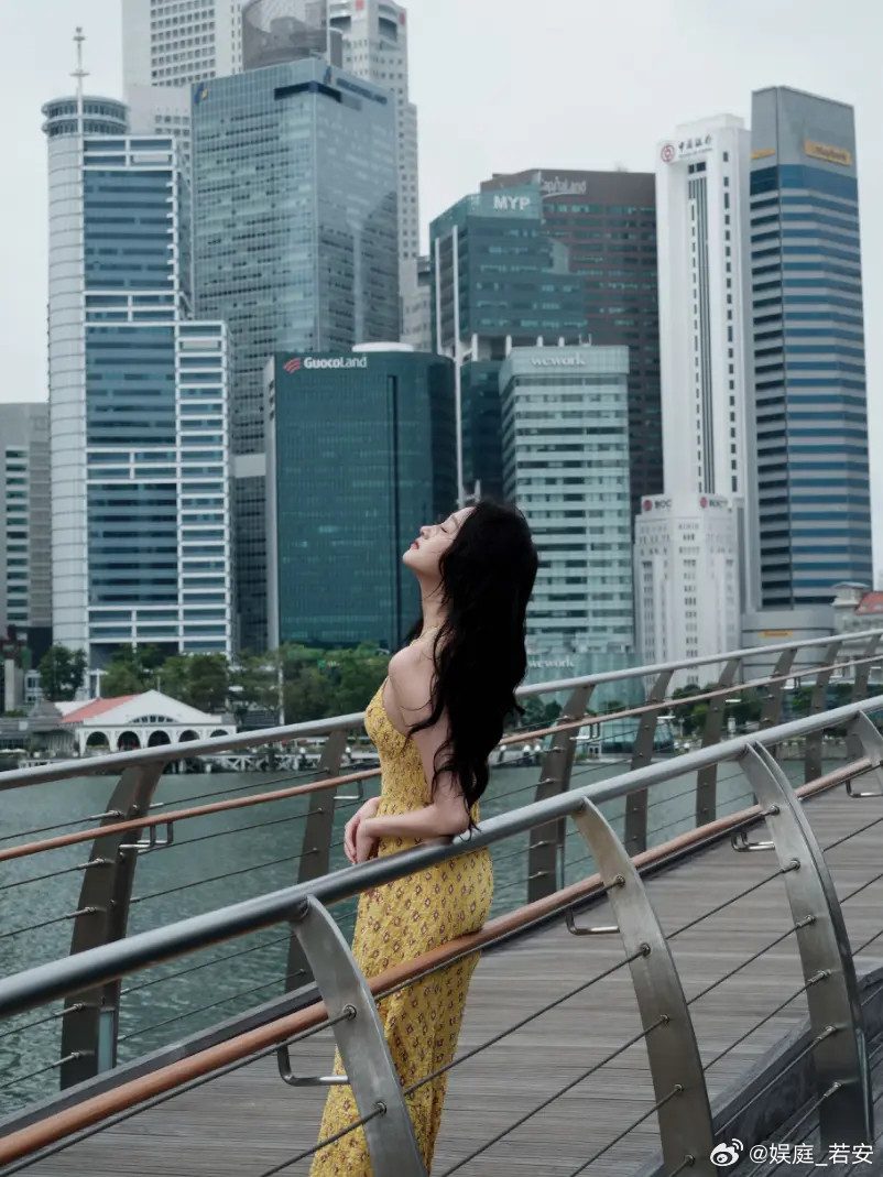 关晓彤最新美照，腿长就是好，穿超薄平底鞋，气质也是杠杠的！看她分享的vlog，一