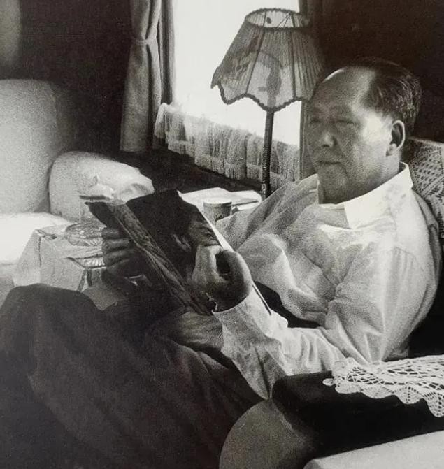 1958年，毛泽东与武汉大学校长李达争论。李达火气很大的说道：“你不用拿大帽子吓