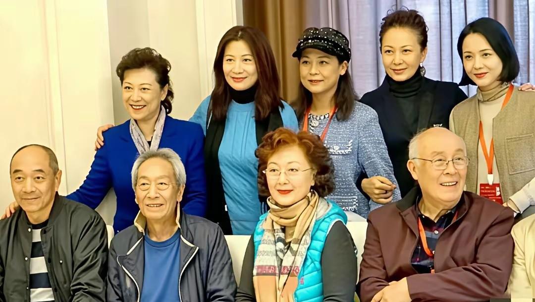 一众中老年影视明星大合影。美女总是最醒目的，前排右二是上影演员剧团的美女演员赵
