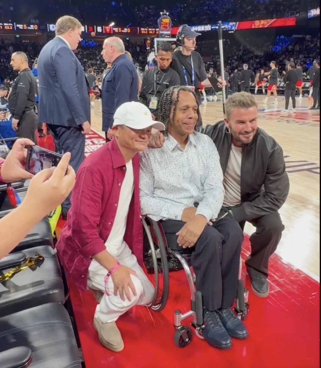NBA场边最暖心的一幕：两个大佬蹲下合影