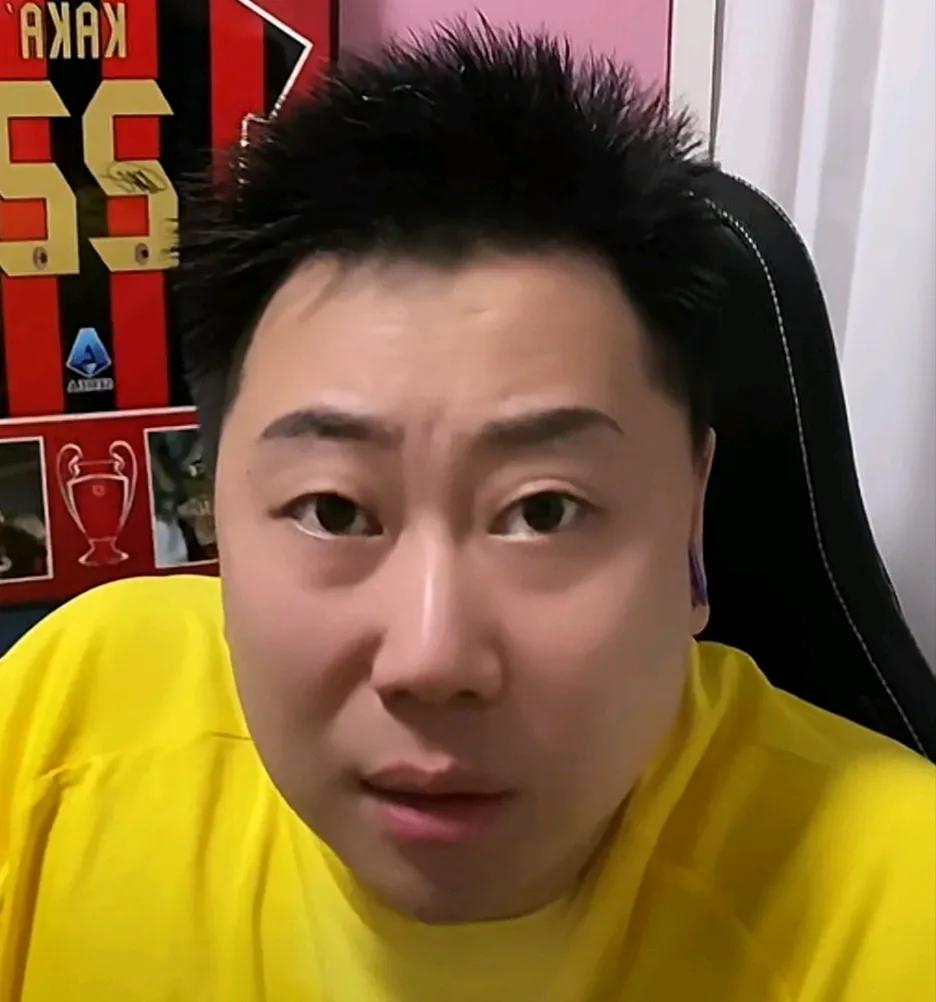 媒体人李宝库认为，上海海港球迷比较小家子气，对球队的支持力度不高。李宝库在直播