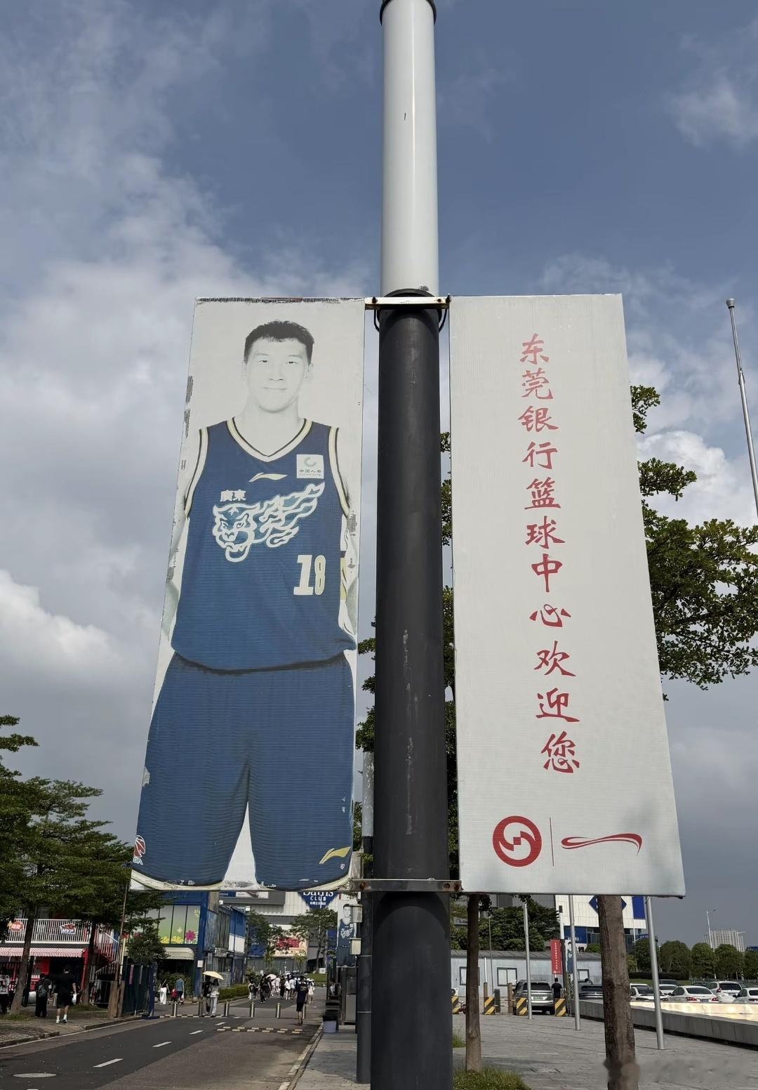 广东男篮已拆除路边杜润旺海报[捂脸哭][捂脸哭][捂脸哭]杜润旺转会南京同曦之后，篮
