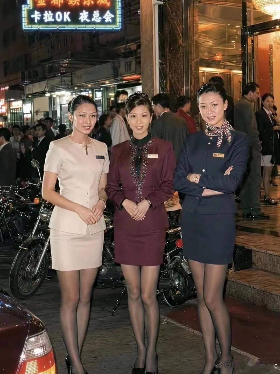 上世纪九十年代，珠海街头，夜总会门口站着仨女服务员。她们人高马大、皮肤白皙，身着
