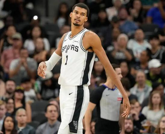 湖人赢马刺稳了？文班亚马左小腿拉伤歇了十场，马刺现在犯难了，要拼杯赛冠军，没他