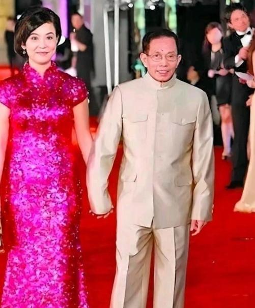 2001年，67岁的香港著名武术指导刘家良，提前结束工作回到家时，发现37岁的妻