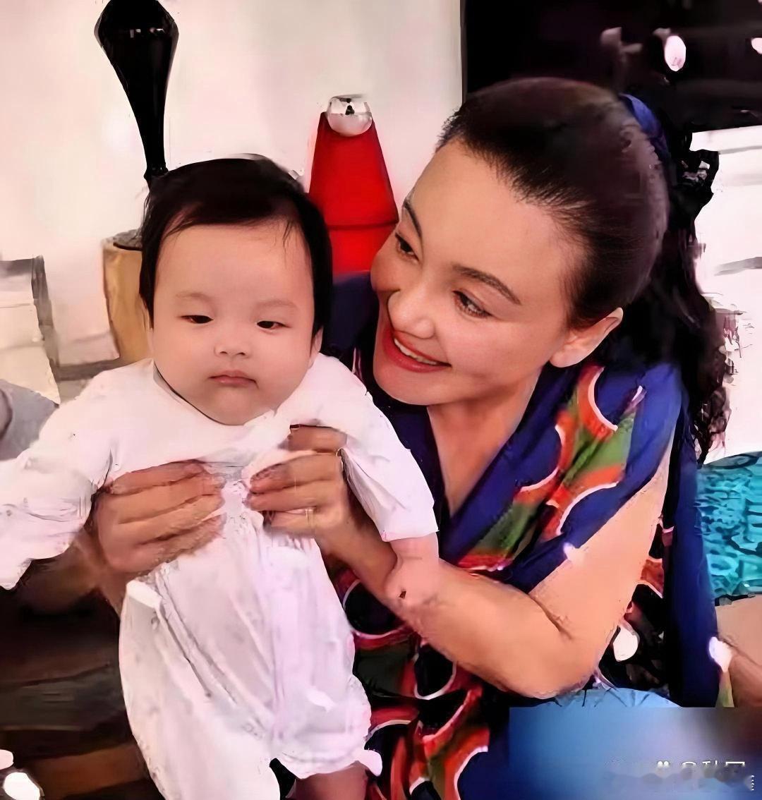 张兰直播中坦言:我偏心大S的两个孩子，因为我心疼他们的妈妈不在身边。她参加了23次家长会￼，去了19