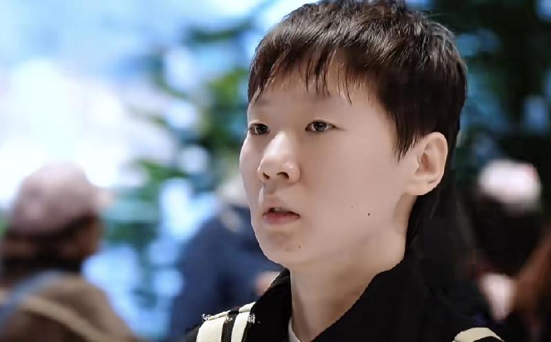 到达新加坡机场，王曼昱身穿李宁最新款运动服套装，刚刚落地新加坡机场，准备参加WT