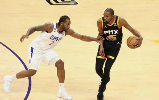 蒂格所言极是啊！ 前NBA球员蒂格最近在一档播客节目里聊起伦纳德和杜兰特，一