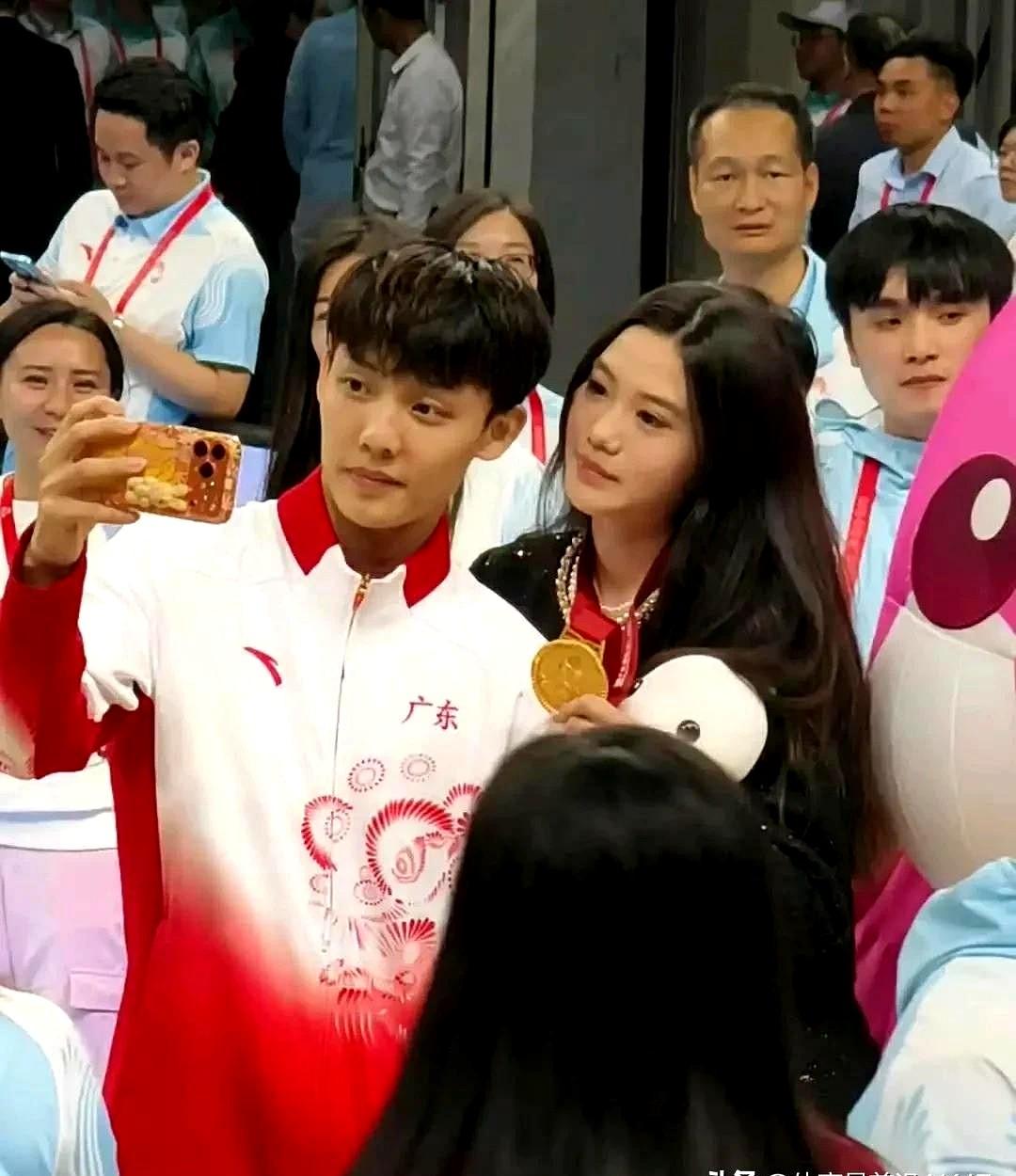 甜蜜秀恩爱，徐杰女友首次公开亮相。昨晚徐杰女友通过自媒体发布了她和徐杰二人在颁