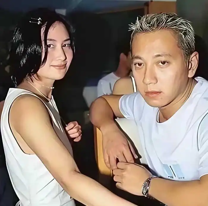 当年何超琼与杨受成儿子杨有龙热恋时的一张留影，当时的两人正青春