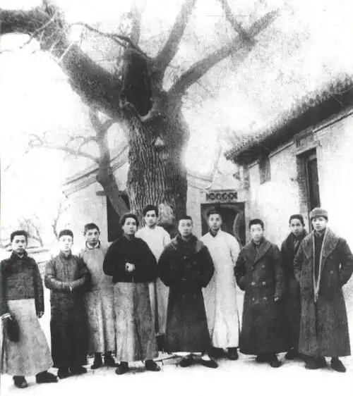 青年毛主席，气度非凡，豪情壮志跃然照片之中！这是青年毛主席在北京，与新民学会会