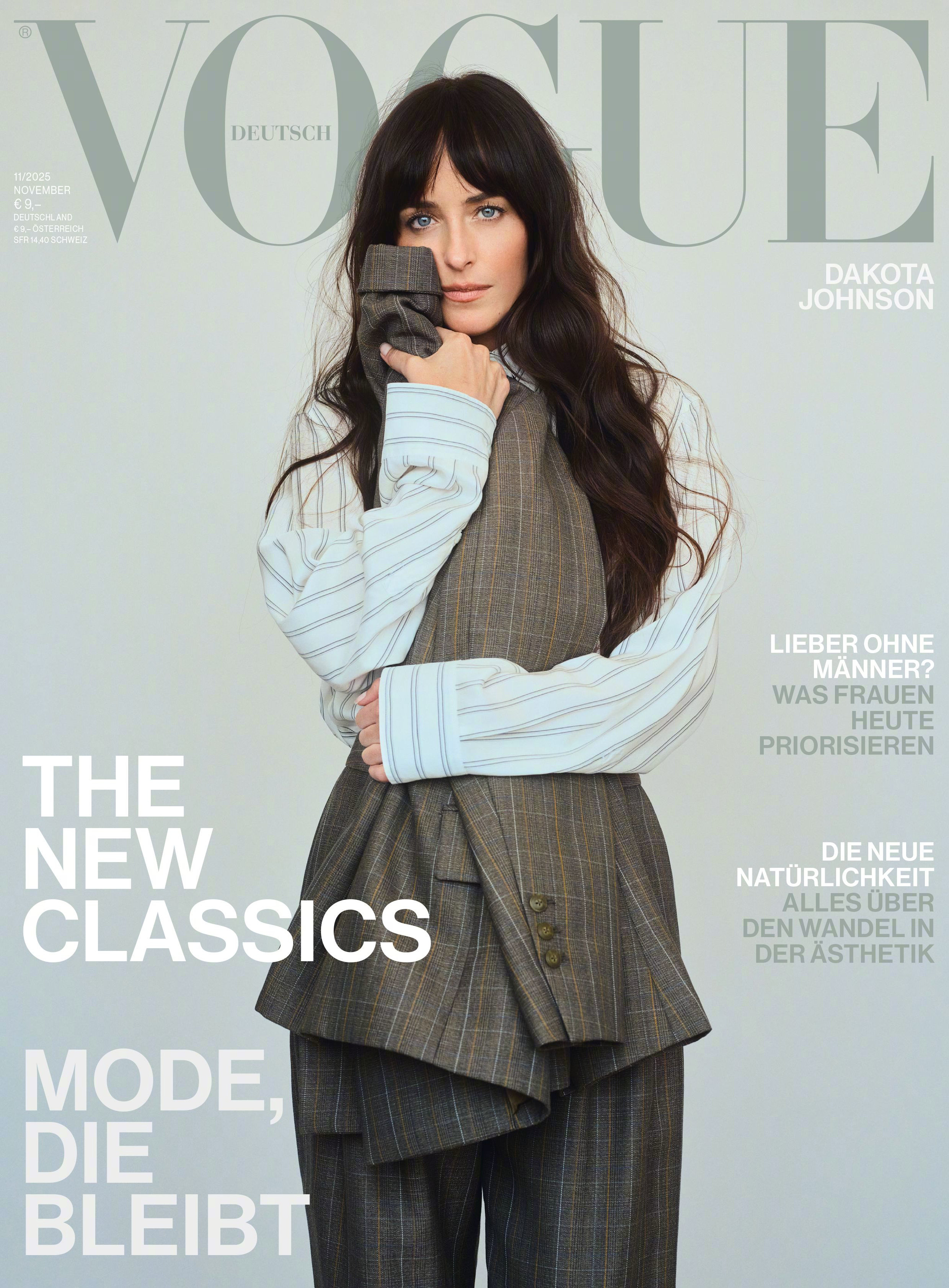 达科塔.约翰逊登上《VOGUE》德国版2025年11月刊封面。封面身穿TWP和B