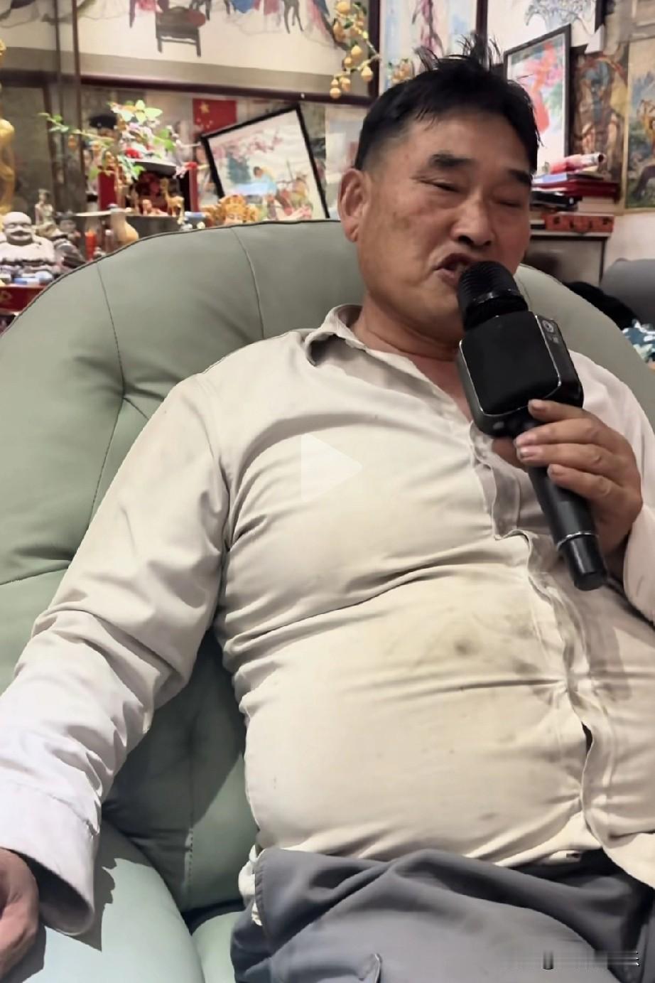我敢说，大衣哥朱之文要不是会唱歌，他闺女儿子在村里都得找不到对象。就因为人家
