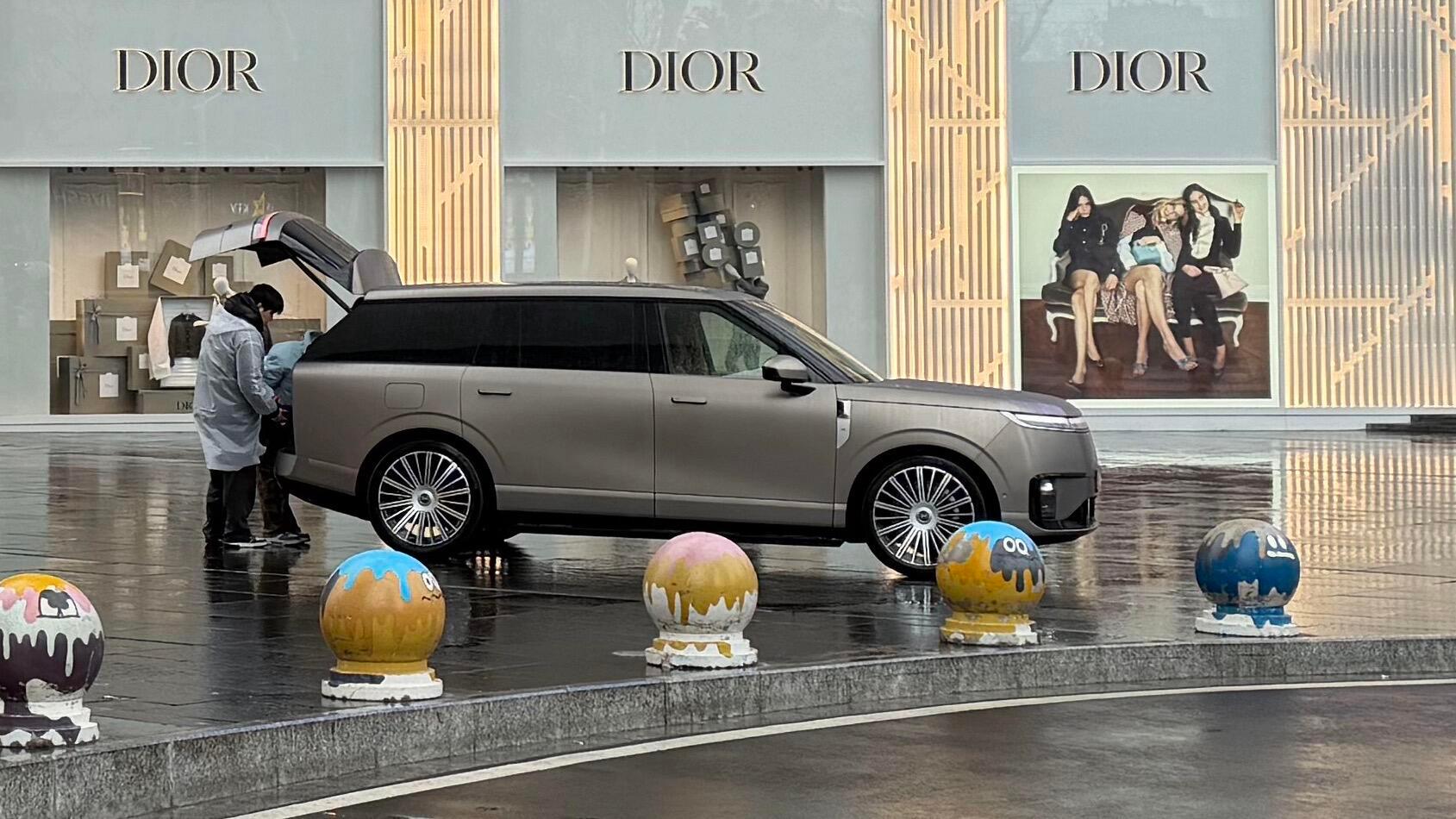 “大湾区揽胜”小鹏GX，前几天在德基广场这边拍摄，跟全球一线大牌放在一起真的完全