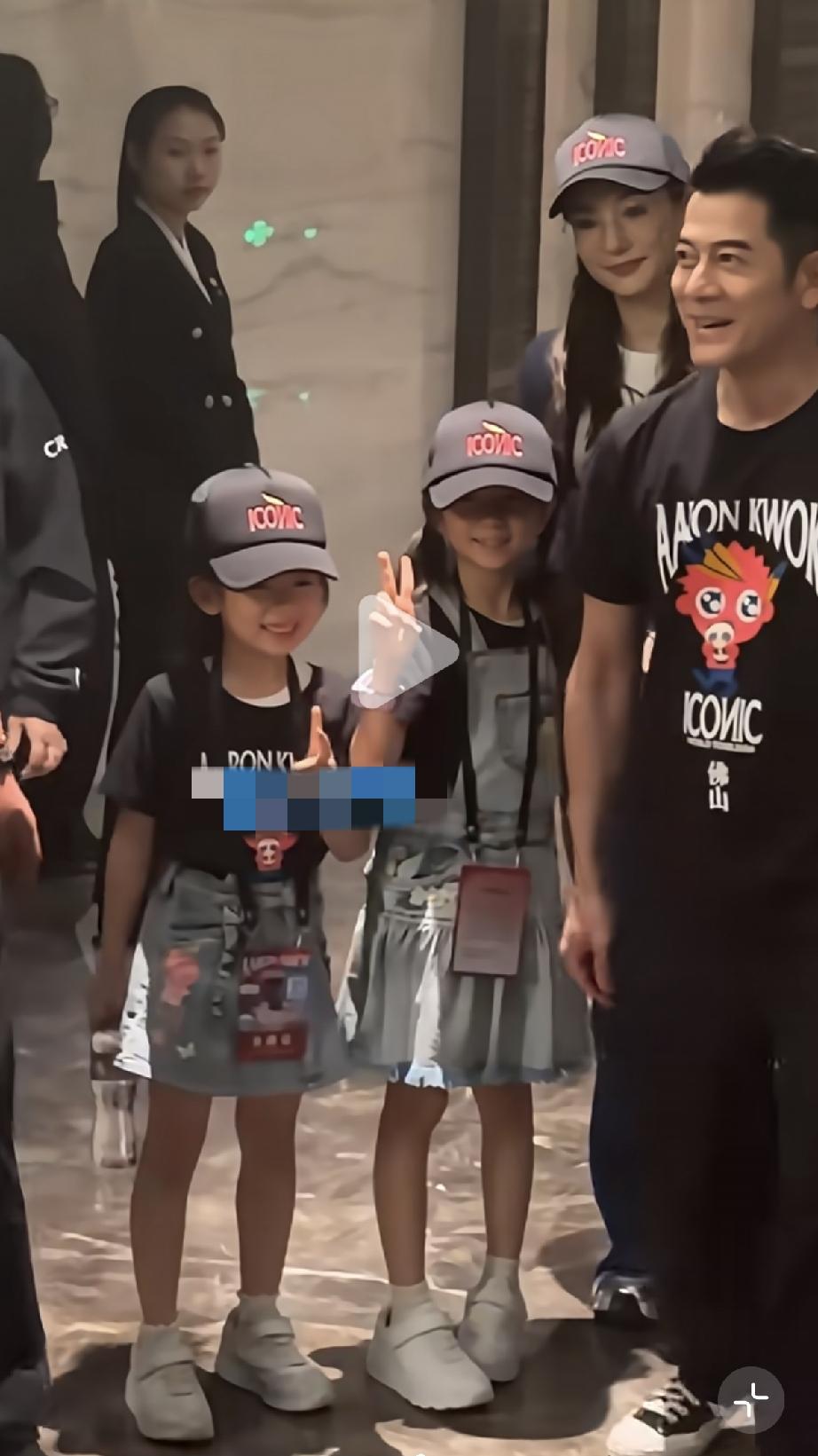 7月5日，有博主曝光了郭富城带方媛和两个女儿在佛山开演唱会后台的视频，两个女儿正