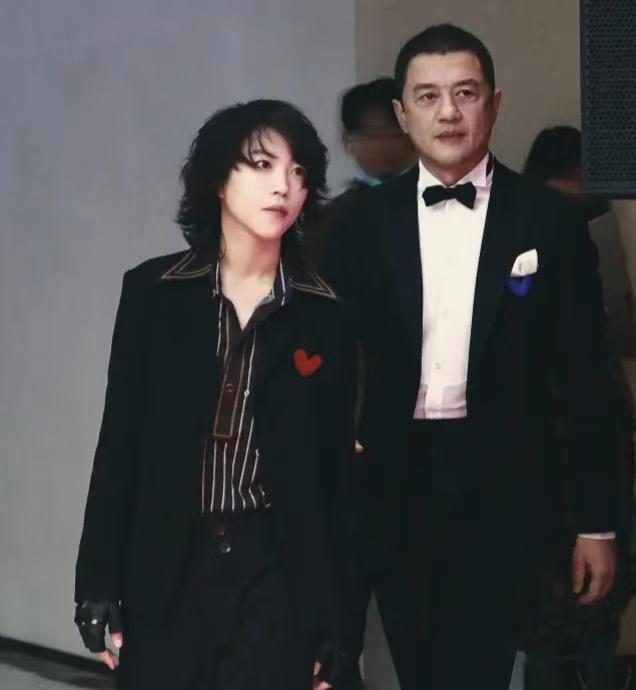 我敢说，李亚鹏这辈子做得最对的事就是待窦靖童如亲生女儿！万万没想到，窦靖童会出