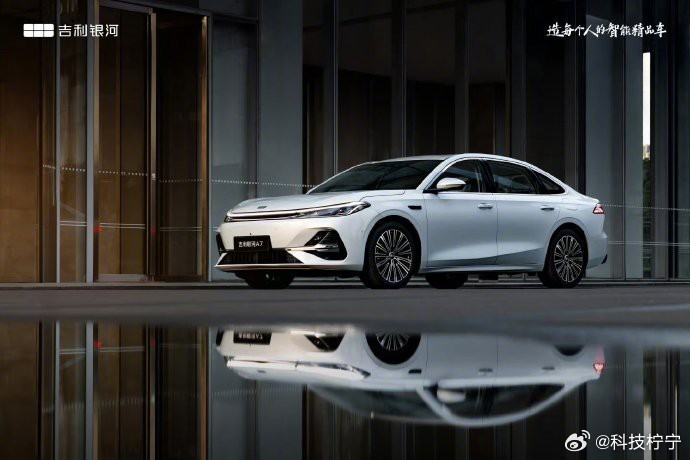 吉利银河A7，8.18万元起，27分钟大定破万。搭载雷神电混2.0技术，告别加油