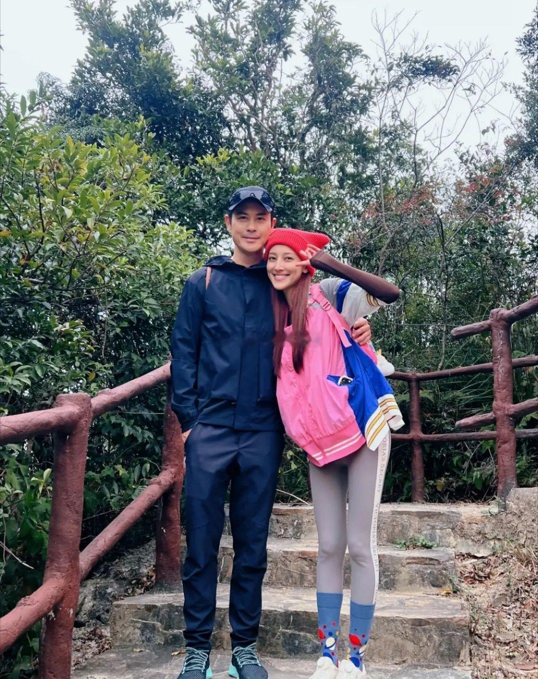 视帝郑嘉颖的太太陈凯琳在新一年的第一天在社交平台上载照片及发文，分享与老公及儿子